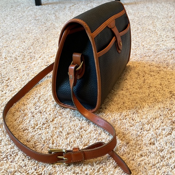 Vintage Dooney and Bourke All-Weather Leather Medium Essex Shoulder Bag - Picture 4 of 12